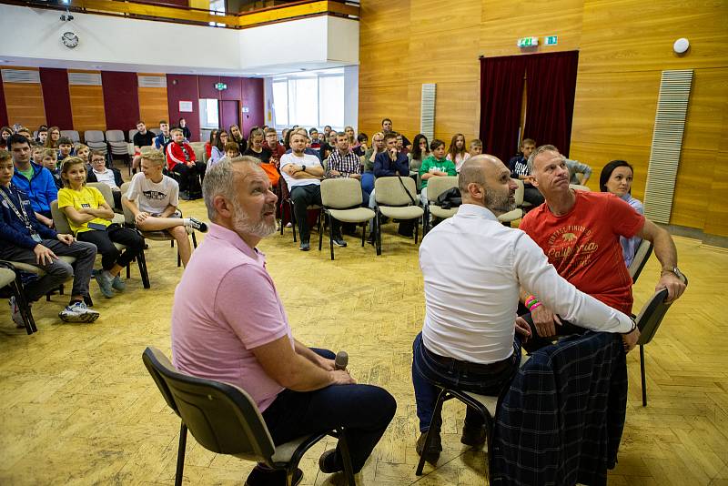 Beseda s českou hokejovou legendou Dominikem Haškem, 31. května 2019 v Ostravě. Na snímku Dominik Hašek a Jiří Šindler.