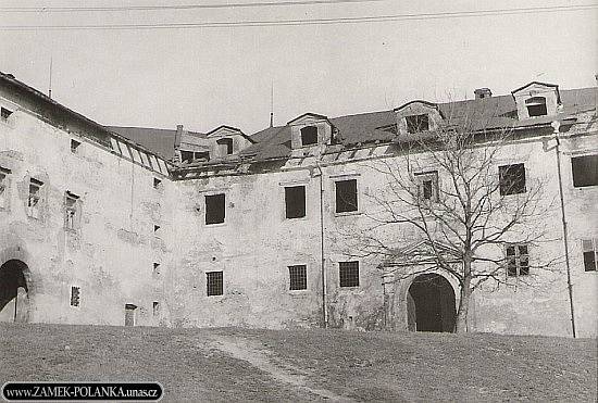 Chátrající zámek v roce 1964, určen k demolici. (foto: Vlastimil Vrbka)