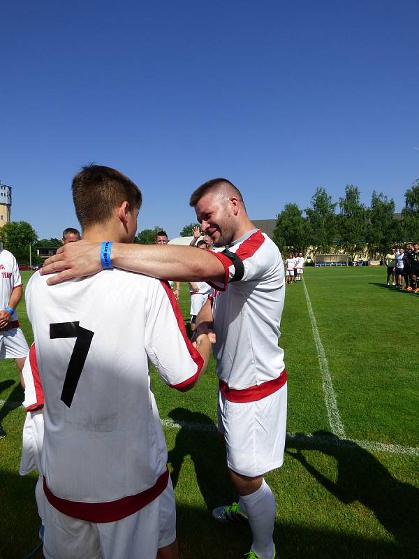 Hokejové a fotbalové osobnosti Šachtar BO Ostrava pomohly v Bohumíně malému Kubíkovi. Na snímku Jaroslav Kubinski.