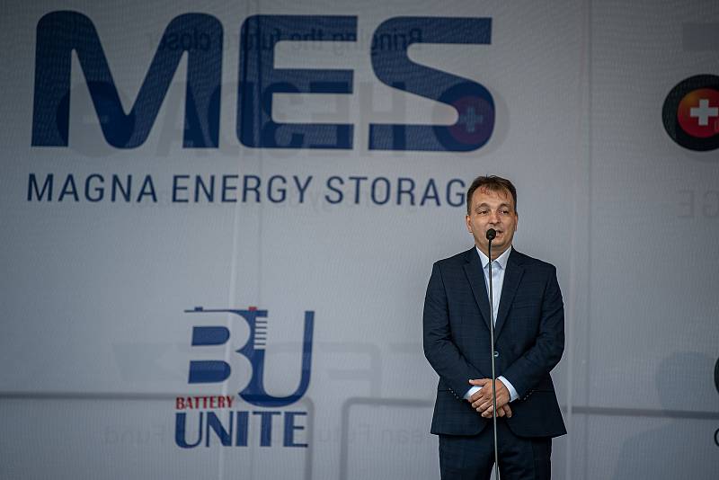 Společnost Magna Energy Storage (MES) otevřela v průmyslové zóně po bývalém černouhelném Dole František továrnu na výrobu vysokoenergetických akumulátorů HE3DA, 17. září 2020 v Horní Suché. Spolumajitel HE3DA a autor projektu Magna Energy Storage Radomír 