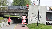 Někteří cyklisté a pěší si ze zákazu těžkou hlavu nedělají.