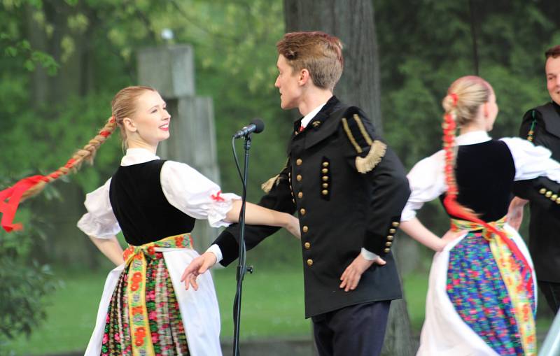 Folklorní přehlídka Máj nad Olzou v Karviné. V lázeňském parku v Darkově se představily smíšené pěvecké sbory, soubor písní a tanců Blędowice a soubor Sląsk z Polska.