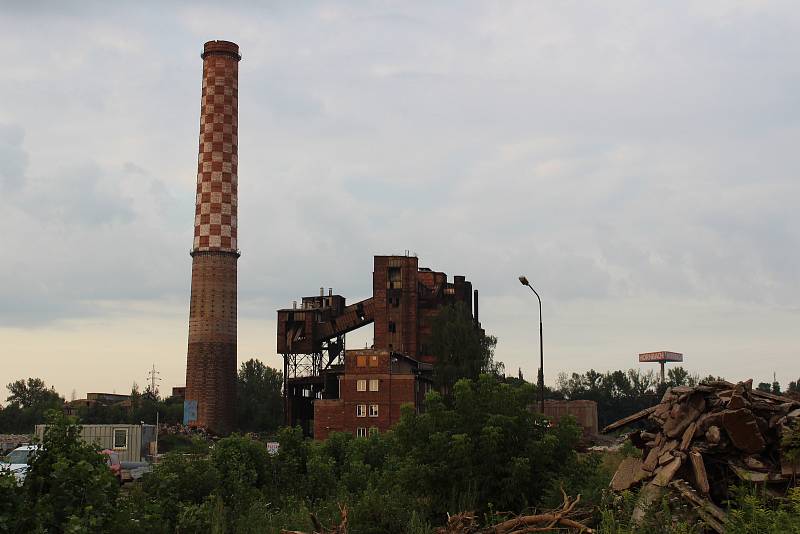 Odstřel komínu Strakáč v areálu Vítkovic v Ostravě, sobota 3. srpna 2019.