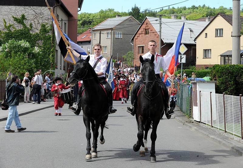 Největším hrdinou byl v sobotu ve Lhotce u Ostravy Štefan Kmeťo. Právě on na svém bílém koni jako první „ulovil“ šátek a stal se vítězem letošního ročníku tradiční lidové akce Honění krále.