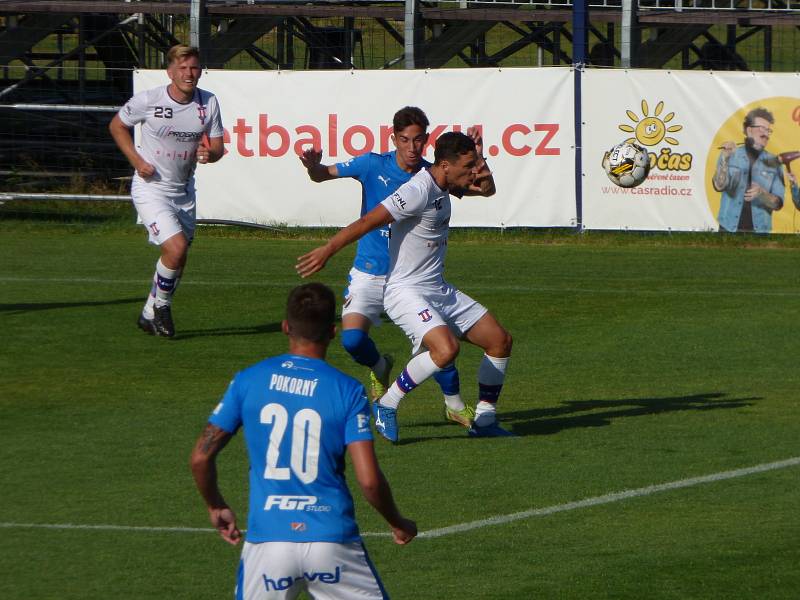 Fotbalisté Baníku Ostrava (v modrém) v přípravném utkání v Líšni.