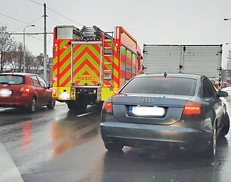 K vážné dopravní nehodě došlo ve středu ráno v Ostravě v Plzeňské ulici ve směru Vodárna. Na místě jsou hasiči, sanitky i policie. Deník zjišťuje další podrobnosti.