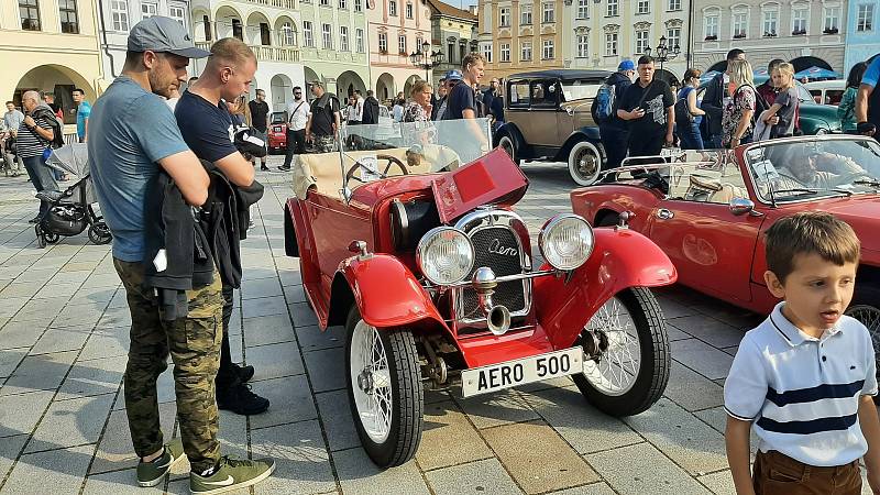 V Novém Jičíně na náměstí končila v úterý svatováclavská jízda automobilových veteránů.