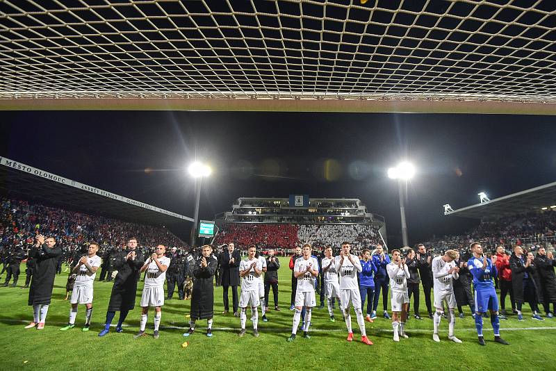 Finále fotbalového poháru MOL Cupu: FC Baník Ostrava - SK Slavia Praha, 22. května 2019 v Olomouci. Na snímku tým Baníku děkuje fanouškům.