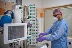 Oddělení resuscitační a intenzivní medicíny (ORIM 3) ve Fakultní nemocnic Ostrava (FNO), 7. října 2020 v Ostravě. Oddělení ORIM 3 je vyhrazeno pro pacienty s onemocnění koronavirem (COVID-19). Staniční sestra Tomáš Glac..