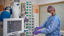 Oddělení resuscitační a intenzivní medicíny (ORIM 3) ve Fakultní nemocnic Ostrava (FNO), 7. října 2020 v Ostravě. Oddělení ORIM 3 je vyhrazeno pro pacienty s onemocnění koronavirem (COVID-19). Staniční sestra Tomáš Glac..