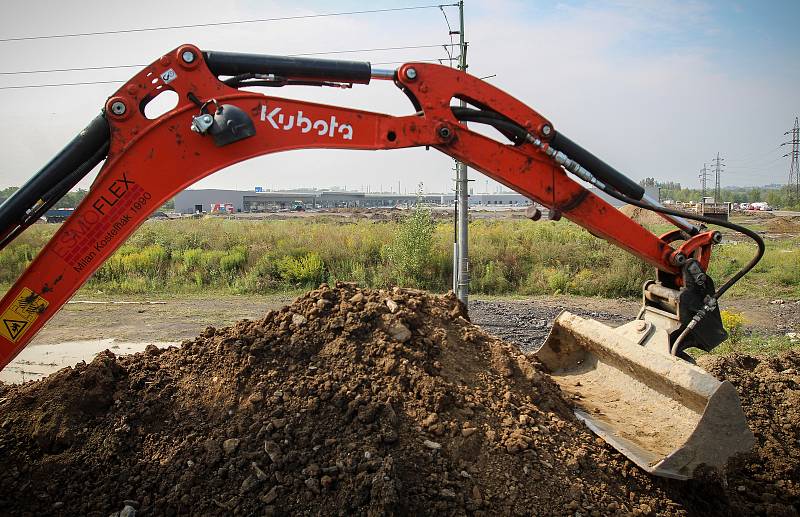 Stavba outletového centra v Ostravě-Přívoze je v plném proudu, snímek z 3. září 2018.