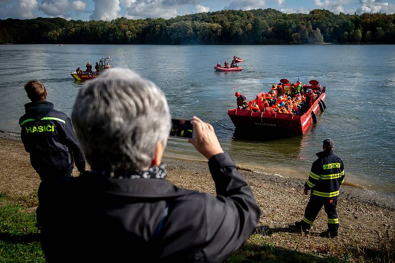 Taktické cvičení složek IZS - plošná evakuace více než 300 školáků a učitelů při povodních pomocí člun, 4. října 2019 na Těrlicku.