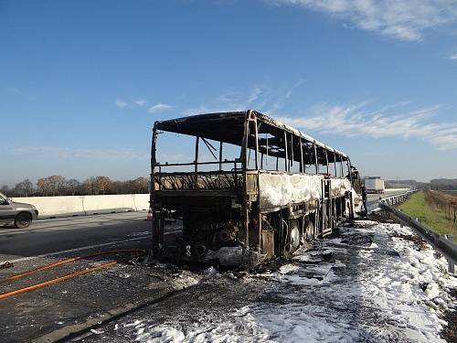 Zásah hasičů u požáru autobusu na D1 za Bohumínem.