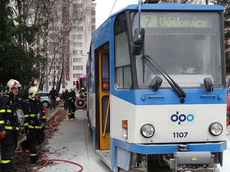 Škodu za 400 tisíc korun způsobil požár, který ve středu odpoledne zachvátil přední část tramvaje jedoucí na vozovnu v Ostravě-Porubě.