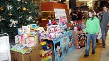 Od dvacátého listopadu byl v obchodním centru Futurum v Ostravě-Mariánských Horách vánoční stromeček, pod který lidé dávali vánoční dárečky určené sto dvaceti dětem z Dětského domova Domeček, který sídlí v Ostravě-Zábřehu.