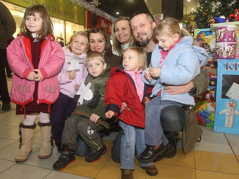 Od dvacátého listopadu byl v obchodním centru Futurum v Ostravě-Mariánských Horách vánoční stromeček, pod který lidé dávali vánoční dárečky určené sto dvaceti dětem z Dětského domova Domeček, který sídlí v Ostravě-Zábřehu.