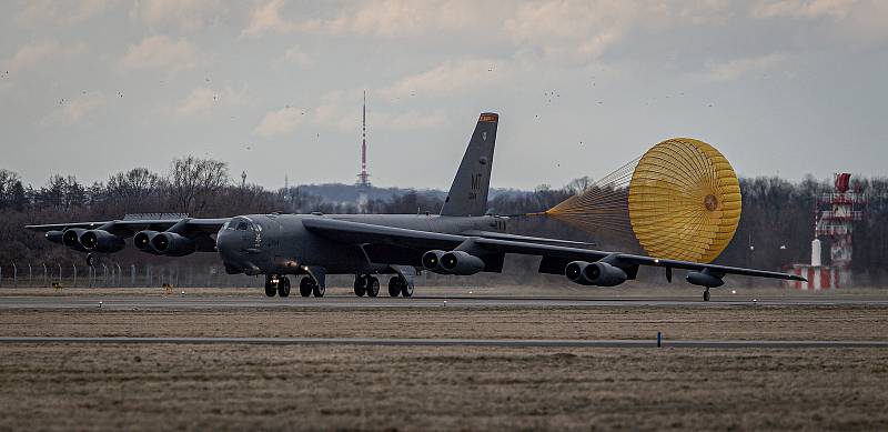 Americký bombardér B-52 přistál na letišti Leoše Janáčka v Mošnově.