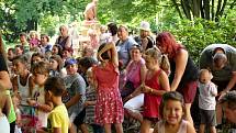 Pohádkou a promenádním koncertem pokračovala v neděli 11. srpna série letních nedělních programů v parku za Kulturním domem Radost v Havířově.