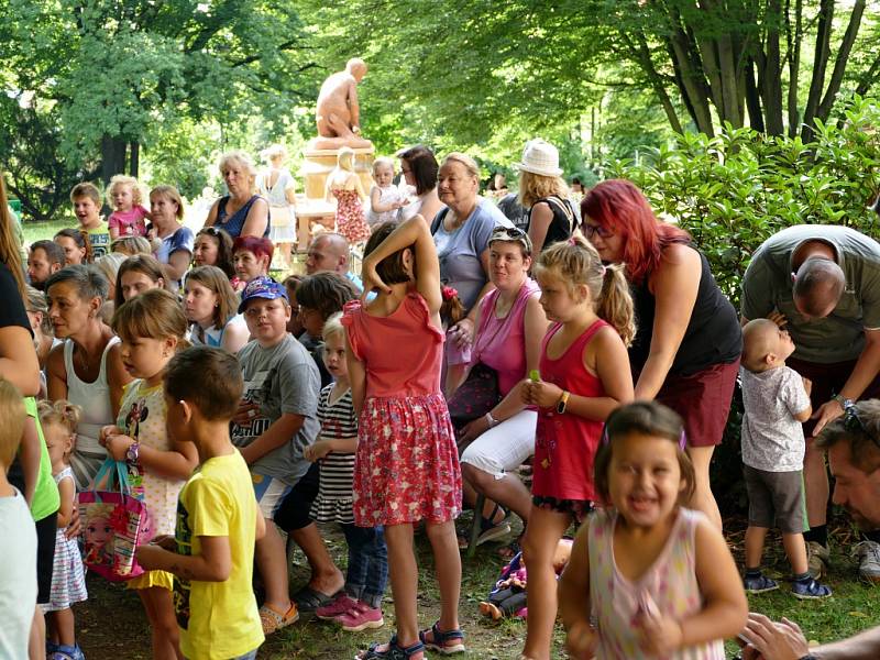 Pohádkou a promenádním koncertem pokračovala v neděli 11. srpna série letních nedělních programů v parku za Kulturním domem Radost v Havířově.