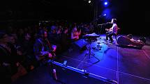 První hvězdou projektu Solo Colours Concerts byla Lisa Hannigan, irská písničkářka, která ve čtvrtek 28. listopadu spolu s  dalším irským songwriterem Richie Eganem, známým spíše pod pseudonymem Jape, vystoupila v klubu Cooltour na Černé louce.