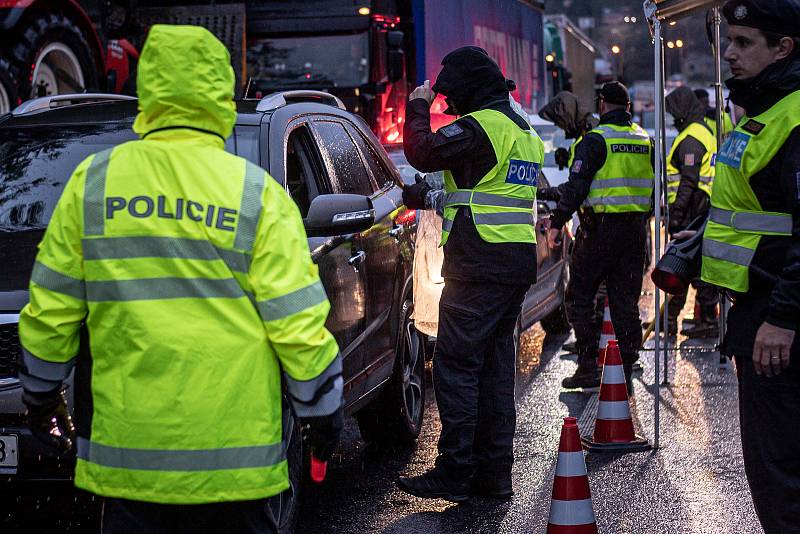 Česká policie zahájila kontroly na česko-slovenské hranici kvůli vysokému počtu uprchlíků, kteří přes ČR přecházejí do Německa a Rakouska, 29. září 2022, Mosty u Jablunkova.