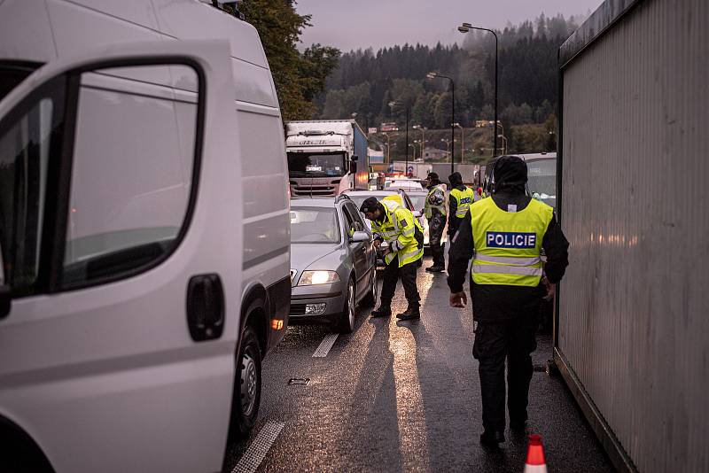 Česká policie zahájila kontroly na česko-slovenské hranici kvůli vysokému počtu uprchlíků, kteří přes ČR přecházejí do Německa a Rakouska, 29. září 2022, Mosty u Jablunkova.