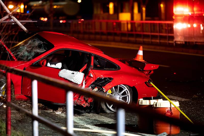 Nehoda vozidla zn. Porsche ve večerních hodinách na ulici Plzeňská, vedle tramvajové zastávky Dolní směr Ferona. 12. března 2021 v Ostravě.