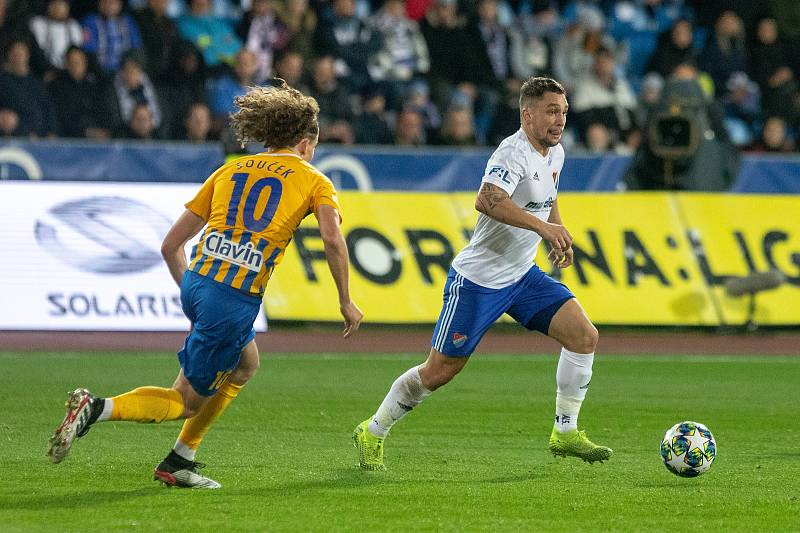 Utkání 18. kola fotbalové Fortuna ligy: FC Baník Ostrava - SFC Opava, 29. listopadu 2019 v Ostravě. Na snímku (zleva) Filip Souček, Adam Jánoš.