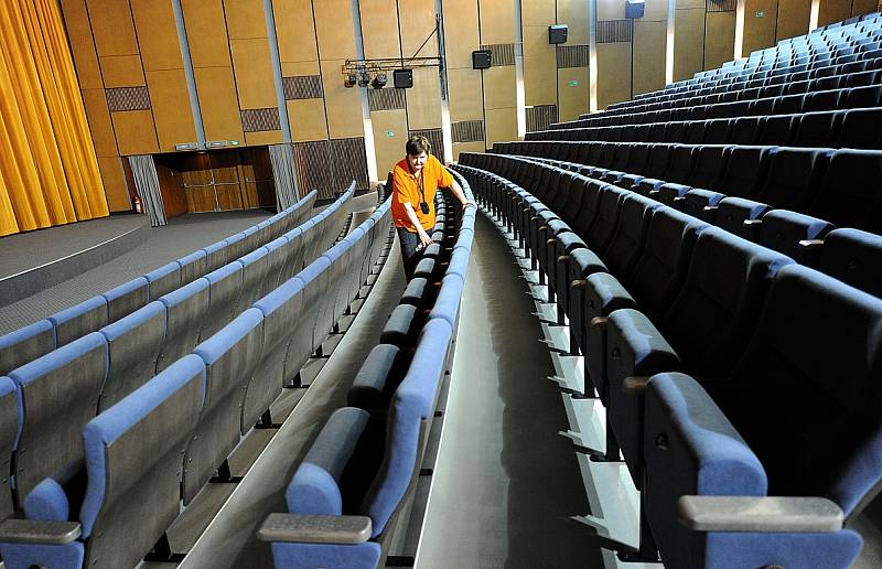 Kino Luna. Stará, nevyhovující sedadla nahradila moderní a pohodlnější, úpravou prošly i podlahy a osvětlení a nový vzhled dostala také pokladna.