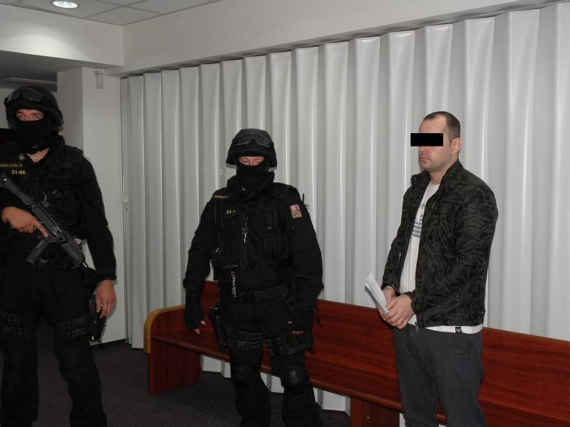 Roman P., který se pokusil o útěk z vazební věznice v Ostravě, na snímku v doprovodu vězeňské eskorty.