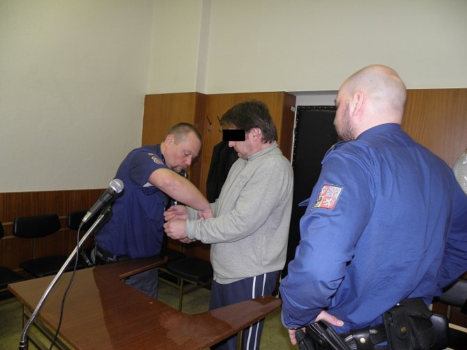 Muž (na snímku z jednání o obnově procesu u Krajského soudu v Ostravě), který byl členem nebezpečného gangu, se nakonec bude zodpovídat z loupeží z let 2012 až 2013.