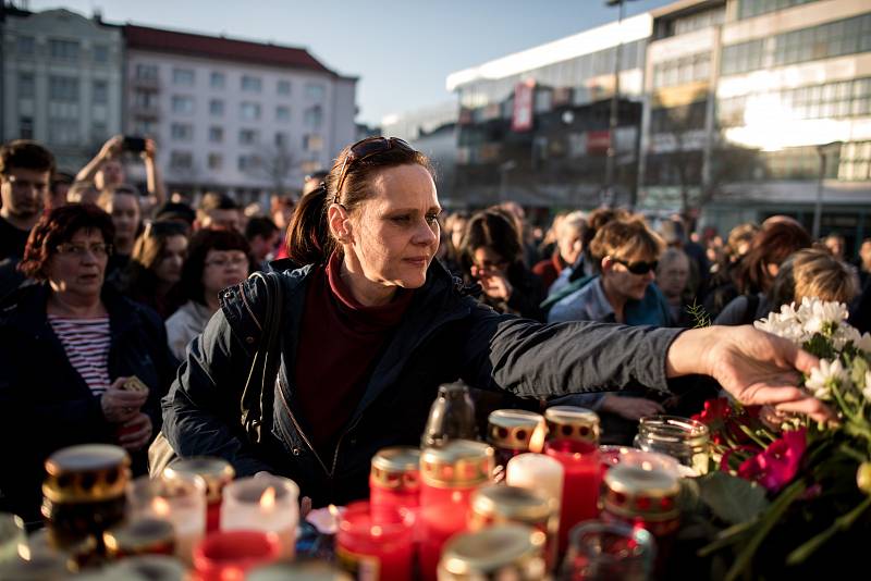 Fanoušci Věry Špinarové se v úterý po šesté hodině sešli v Ostravě na Masarykově náměstí, kde vytvořili zpěvačce pietní místo.