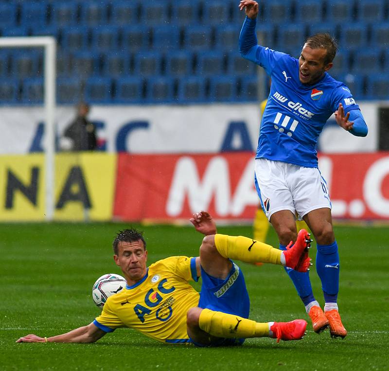 5. kolo FORTUNA:LIGA, FK Teplice - FC Baník Ostrava, 26. září 2019 v Teplicích. Lukáš Mareček z FK Teplice - Nemanja Kuzmanovič z FC Baník Ostrava