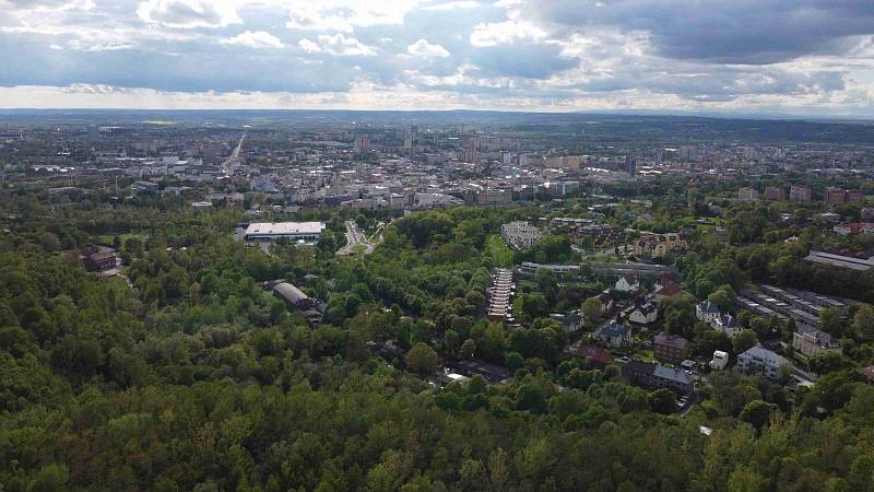 Výhledy z Haldy Ema nabízejí pohled na město Ostrava, Beskydy, Nízký Jeseník a ještě dál.