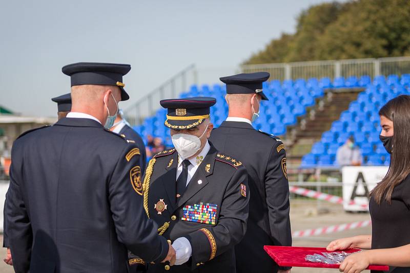 Jedním z bodů nedělního programu na Letišti Leoše Janáčka v rámci Dnů NATO bylo i slavnostní oficiální poděkování za nasazení bezpečnostních sborů a složek IZS proti šíření nového typu koronaviru SARS-CoV-2, který způsobuje onemocnění COVID-19.