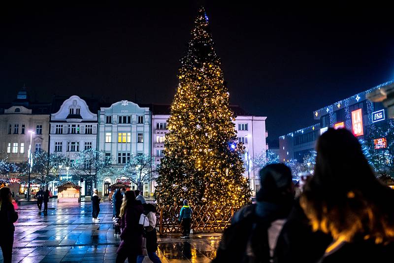 Masarykovo náměstí v předvánočním čase. Dnešním dnem také byla uvolněna některá opatření související s Covid-19, například otevření restaurací. 3. prosince 2020 v Ostravě.