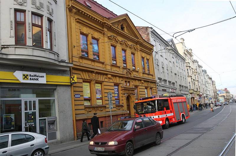 Vítr uvolnil na jednom z domů na ulici Nádražní poblíž tramvajové zastávky Stodolní střešní okno, které viselo ze střechy a ohrožovalo kolemjdoucí.