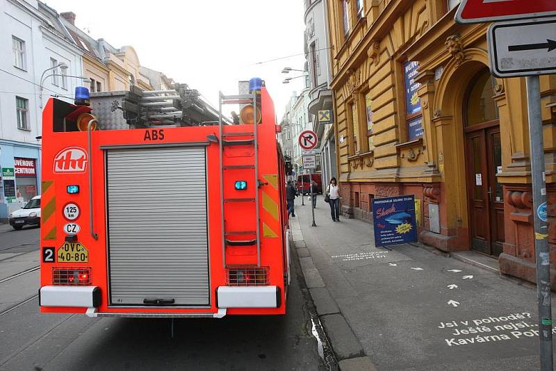 Vítr uvolnil na jednom z domů na ulici Nádražní poblíž tramvajové zastávky Stodolní střešní okno, které viselo ze střechy a ohrožovalo kolemjdoucí.