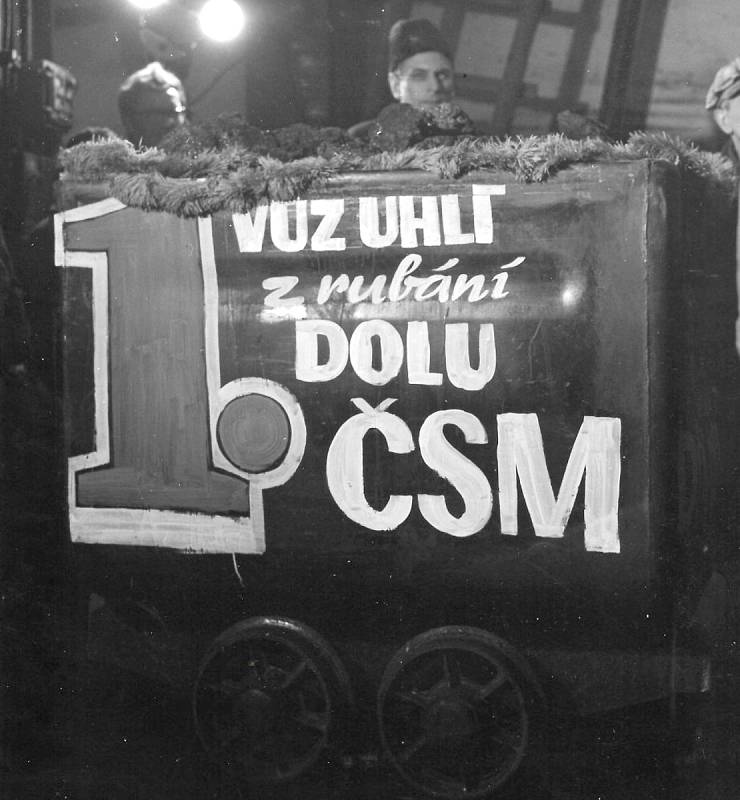 Historický snímek prvního vozíku uhlí nakopaného na Dole ČSM.