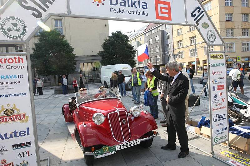 Autoveteráni na Prokešově náměstí v Ostravě