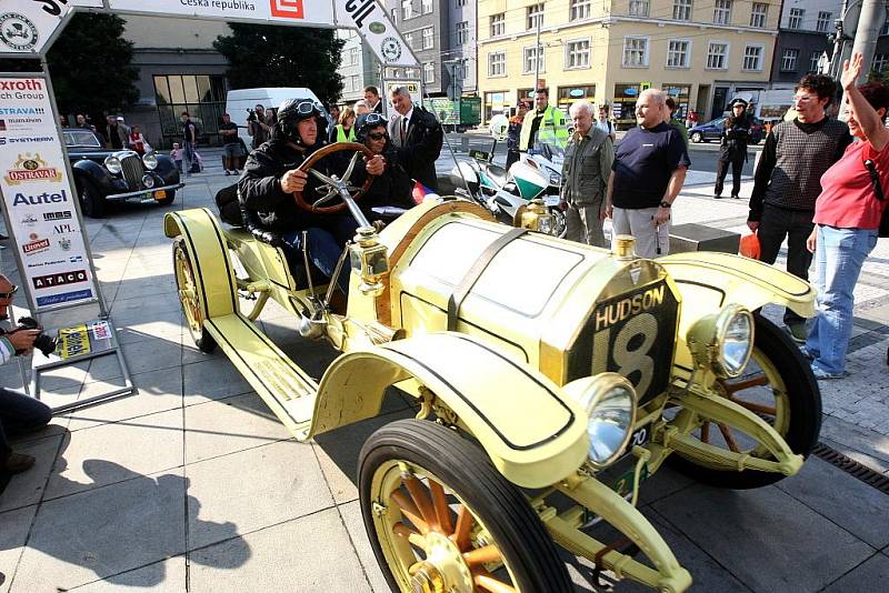 Autoveteráni na Prokešově náměstí v Ostravě