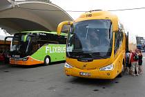 Autobusy společnosti Flixbus a Regiojet. Ilustrační foto.