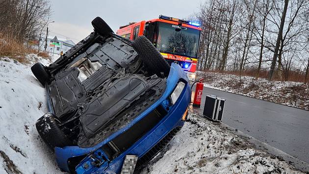 Zásah hasičů u nehody osobního automobilu Škoda Octavia, která skončila v hlubokém příkopu na střeše.