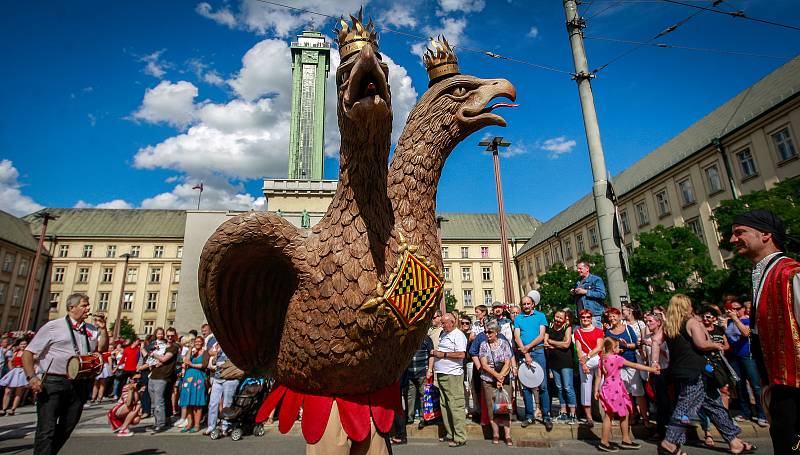 Začátek Festivalu v ulicích přilákal tisíce lidí. Bohatý program bude pokračovat ještě v sobotu a neděli.