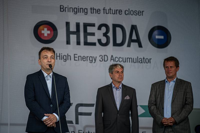 Společnost Magna Energy Storage (MES) otevřela v průmyslové zóně po bývalém černouhelném Dole František továrnu na výrobu vysokoenergetických akumulátorů HE3DA, 17. září 2020 v Horní Suché. Spolumajitel HE3DA a autor projektu Magna Energy Storage Radomír 