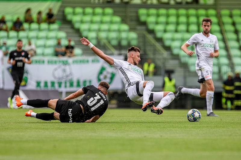 Utkání 1. kola fotbalové Fortuna ligy: MFK Karviná - FC Baník Ostrava, 23. srpna 2020 v Karviné. Ondřej Šašinka z Ostravy a Filip Twardzik z Karviné.