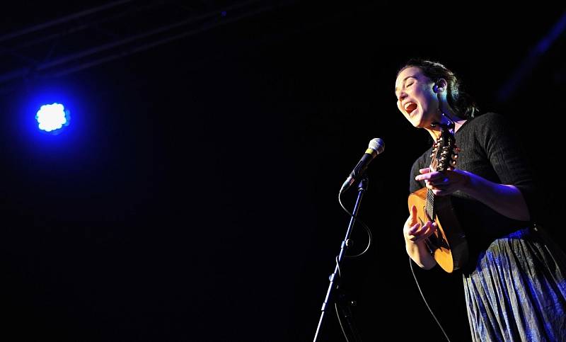 První hvězdou projektu Solo Colours Concerts byla Lisa Hannigan, irská písničkářka, která ve čtvrtek 28. listopadu spolu s  dalším irským songwriterem Richie Eganem, známým spíše pod pseudonymem Jape, vystoupila v klubu Cooltour na Černé louce.