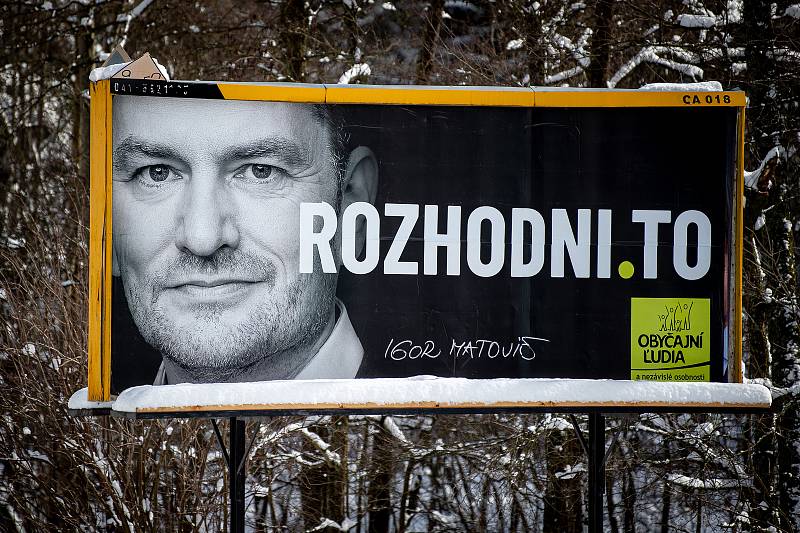 Parlamentní volby na Slovensku, 29. února 2020 v Makově. Billboard politické strany Obyčejní lidé a nezávislé osobnosti (OLaNO) - Igor Matovič.