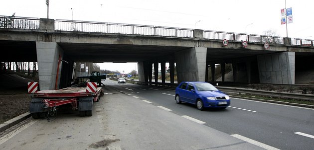 Dva vytížené dvojmosty ze sedmdesátých let minulého století nad Rudnou ulicí a Polaneckou spojkou projdou v příštích letech rozsáhlou rekonstrukcí. 