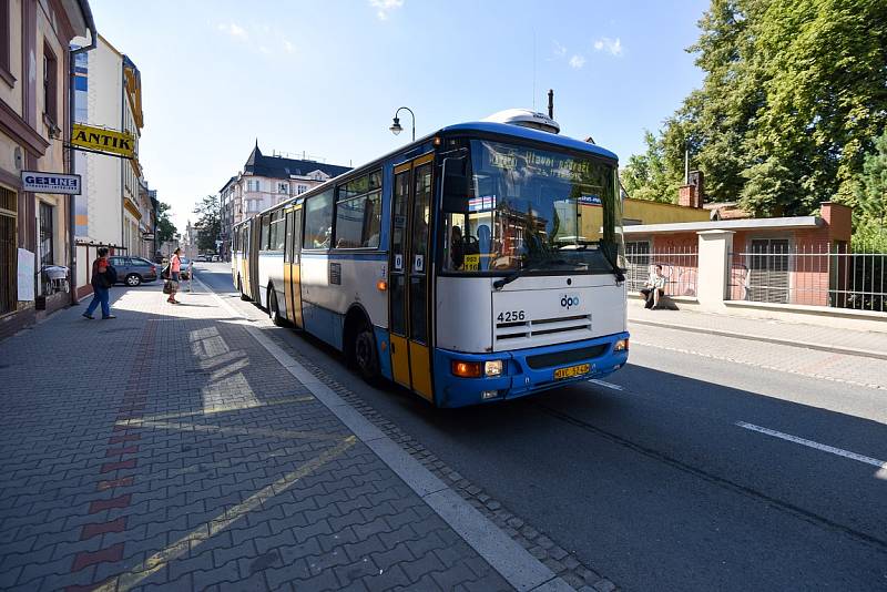 Čtvrtek 30. července 2015. Dříve dopravní tepna v centru Ostravy, nyní je z Nádražní ulice staveniště.